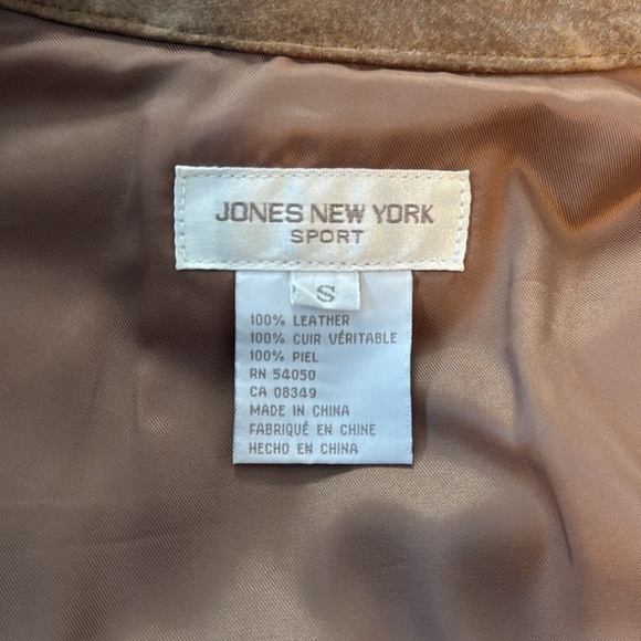 Jones New York suede shirt jacket size small. Color is camel - Picture 3 of 3